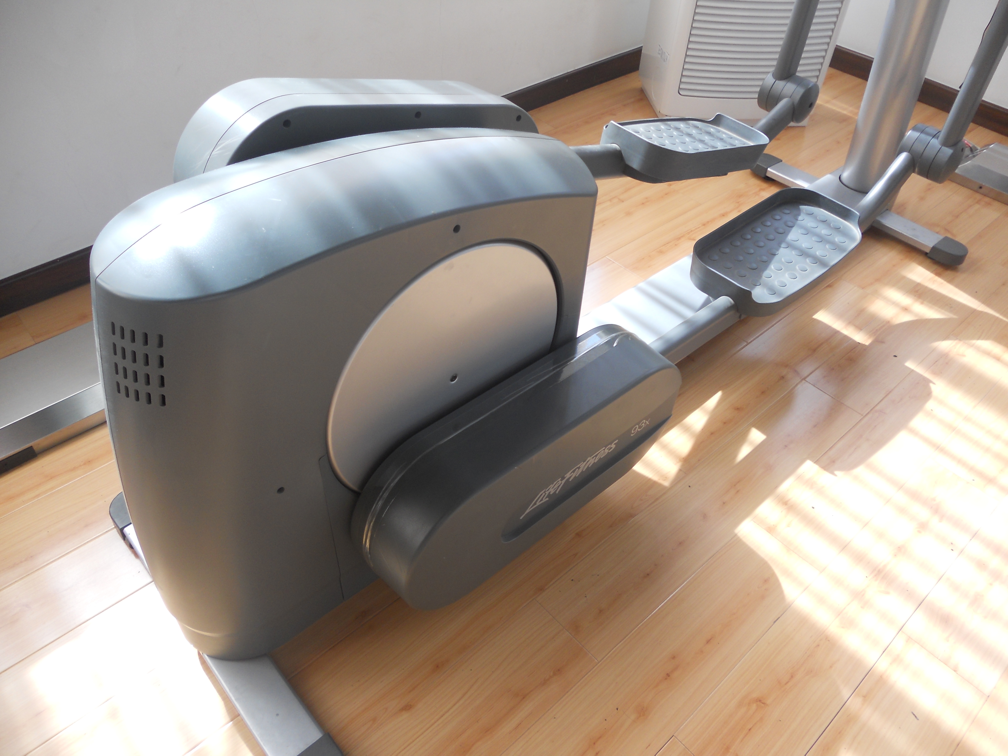 力健椭圆机维修  日期: 001 品牌: 力健 故障现象: life fitness